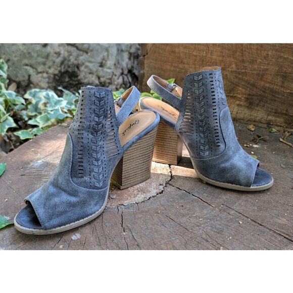 QUPID women's Block Heels Grey Faux Suede Peep Toe Size 6.5 - Picture 5 of 9